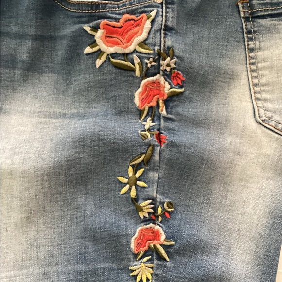 Almost Famous Embroidered Cropped Jeans Sz 14 - Picture 6 of 8